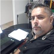 Profesor de matemáticas imparte clases a estudiantes de básica primaria